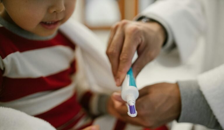 Kem đánh răng trẻ em: Nguy cơ và cách chọn đúng