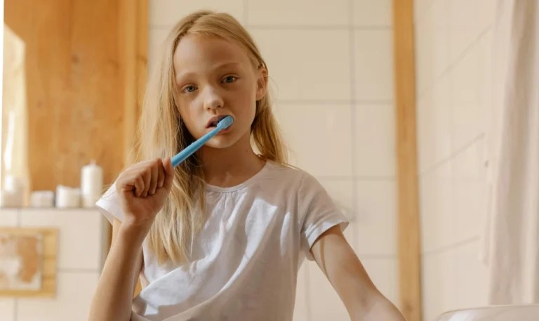 Bắt đầu chăm sóc răng miệng cho bé như thế nào?